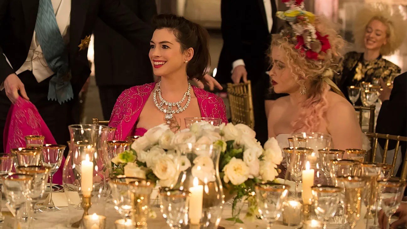 Anne Hathaway as Daphne Kluger in Ocean's 8, wearing a replica of the Cartier Toussaint necklace.