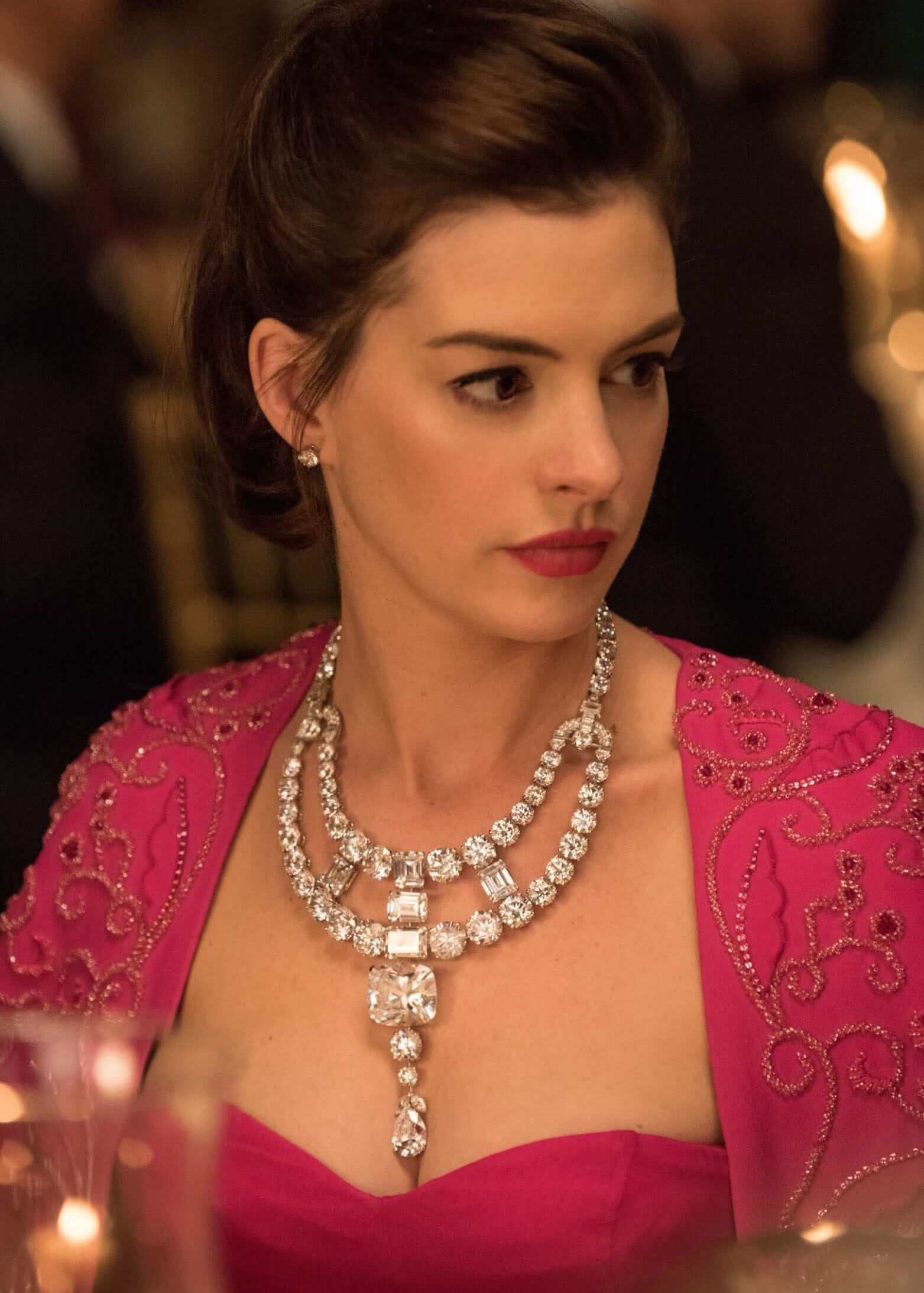 Anne Hathaway as Daphne Kluger in Ocean's Eight, wearing a replica of the Toussaint necklace by Cartier. 