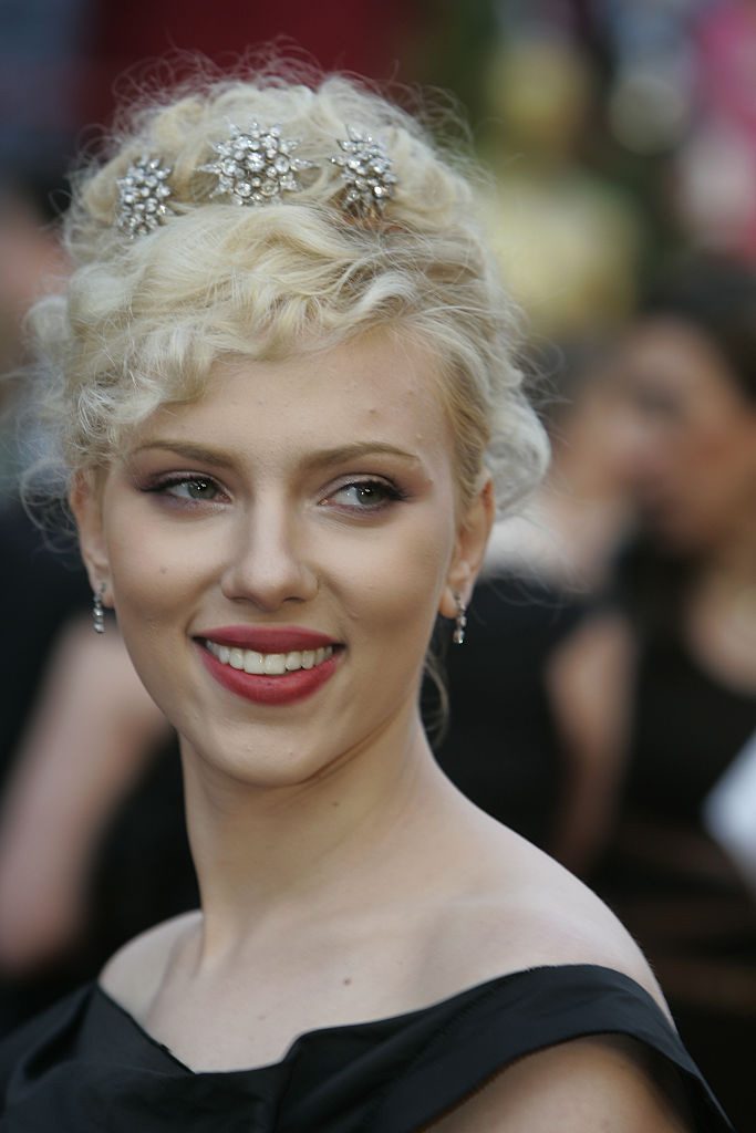 Diamond Tiaras: A vintage three star diamond tiara from Fred Leighton worn by Scarlett Johansson at the 2005 Oscars