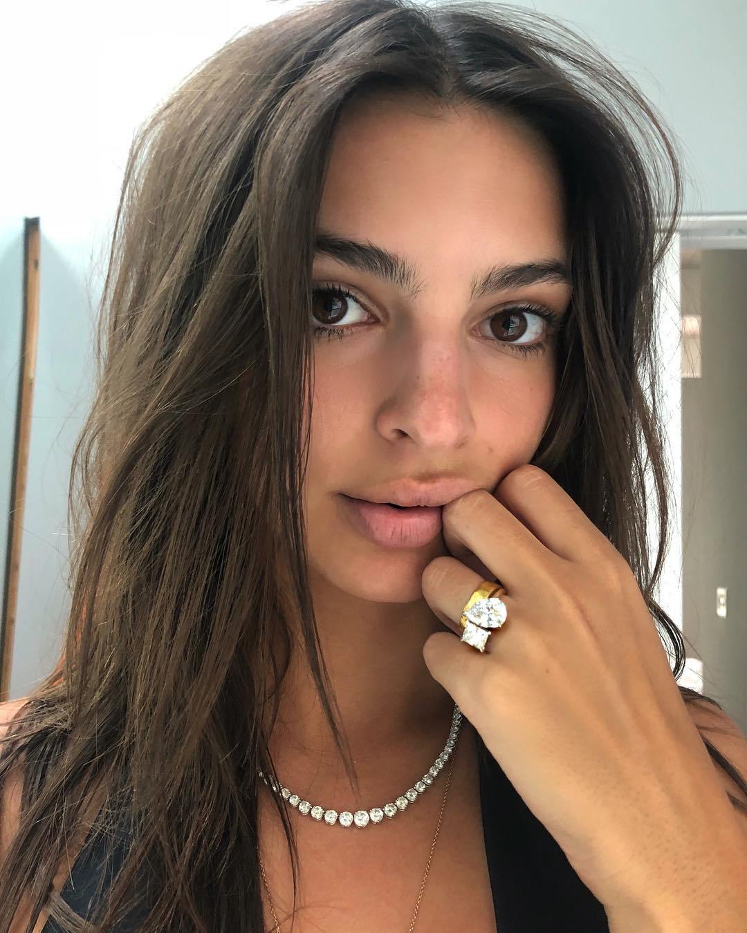 Emily Ratajkowski poses with her original diamond toe et moi engagement ring. (Instagram: @emrata)