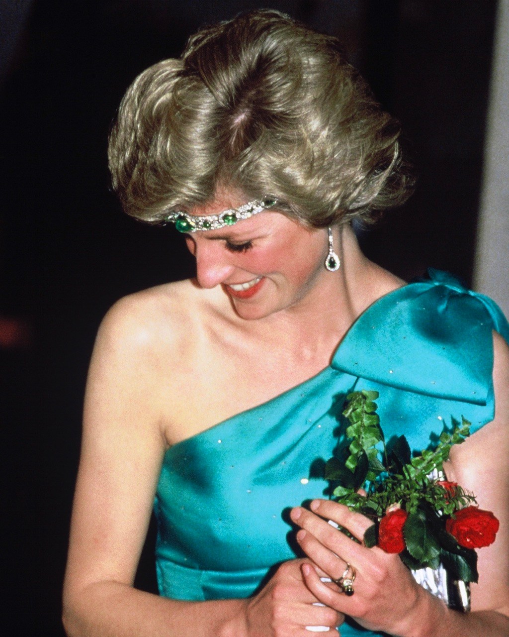 Princess Diana wears Queen Mary's Cabochon emerald and diamond choker necklace as a headband 