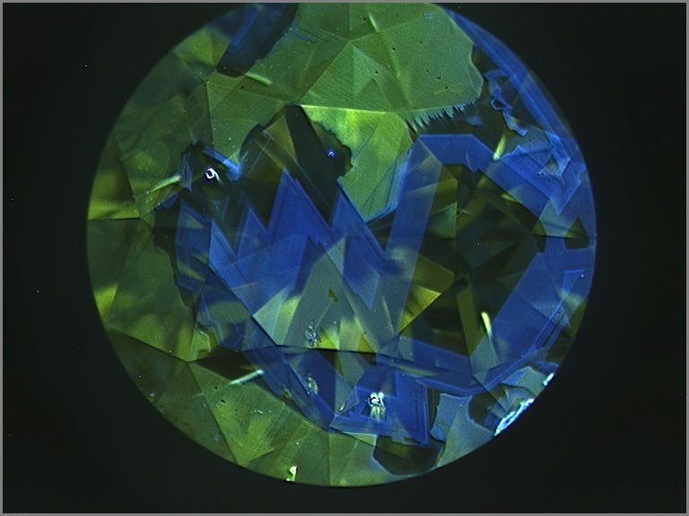 Chameleon diamond growth pattern
