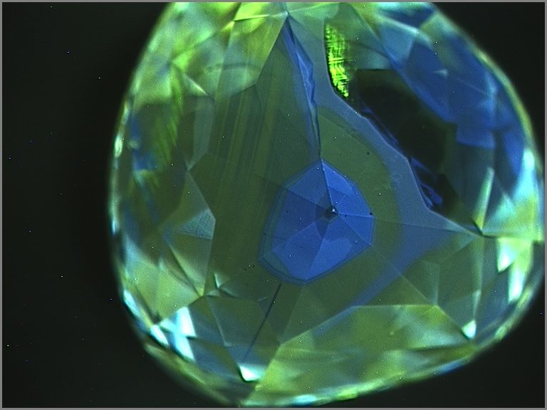 Chameleon diamond growth pattern