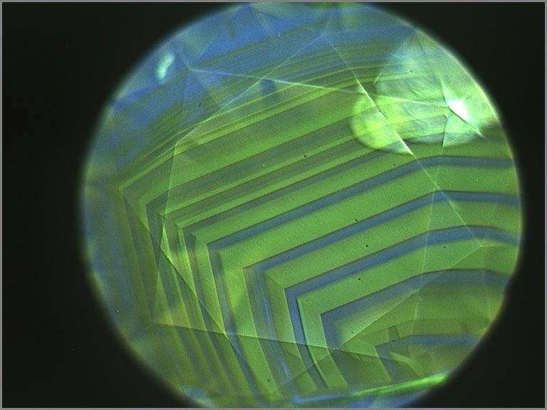 Chameleon diamond growth pattern
