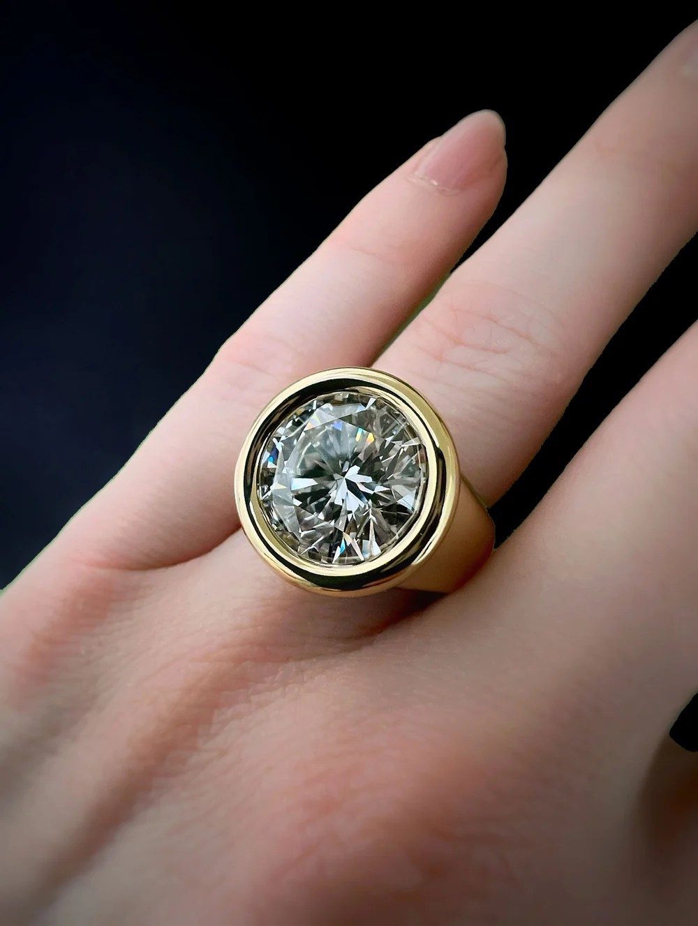 use a Bezel Setting to make an engagement ring look bigger