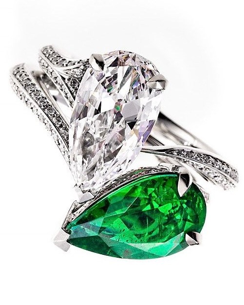 Megan Fox showed off her Stephen Webster toi et moi diamond and emerald engagement ring from Machine Gun Kelly. (Instagram: @stephenwebsterjewellery)