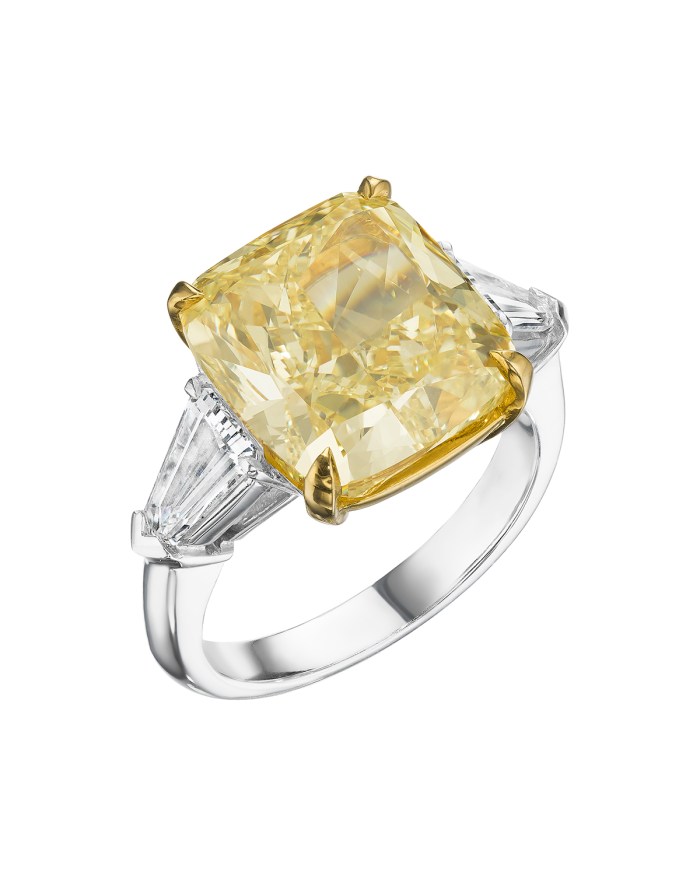 Zendaya’s yellow diamond ring flanked by two white diamond side-stones from Bulgari.