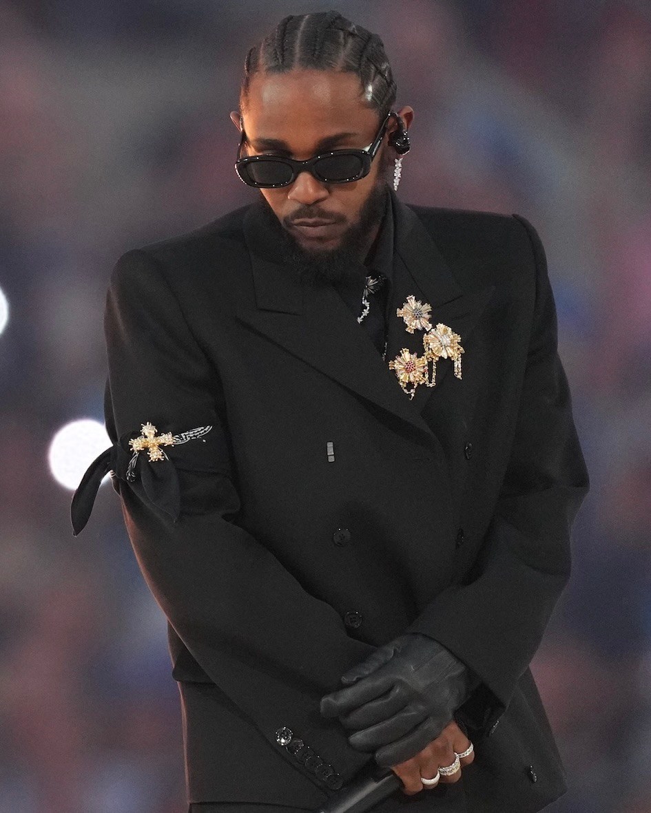 Kendrick Lamar exemplifies the modern dandy diamond style in a Tiffany vintage brooches.