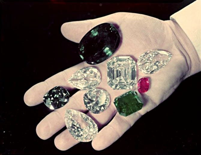 harry winston holding the hope diamond