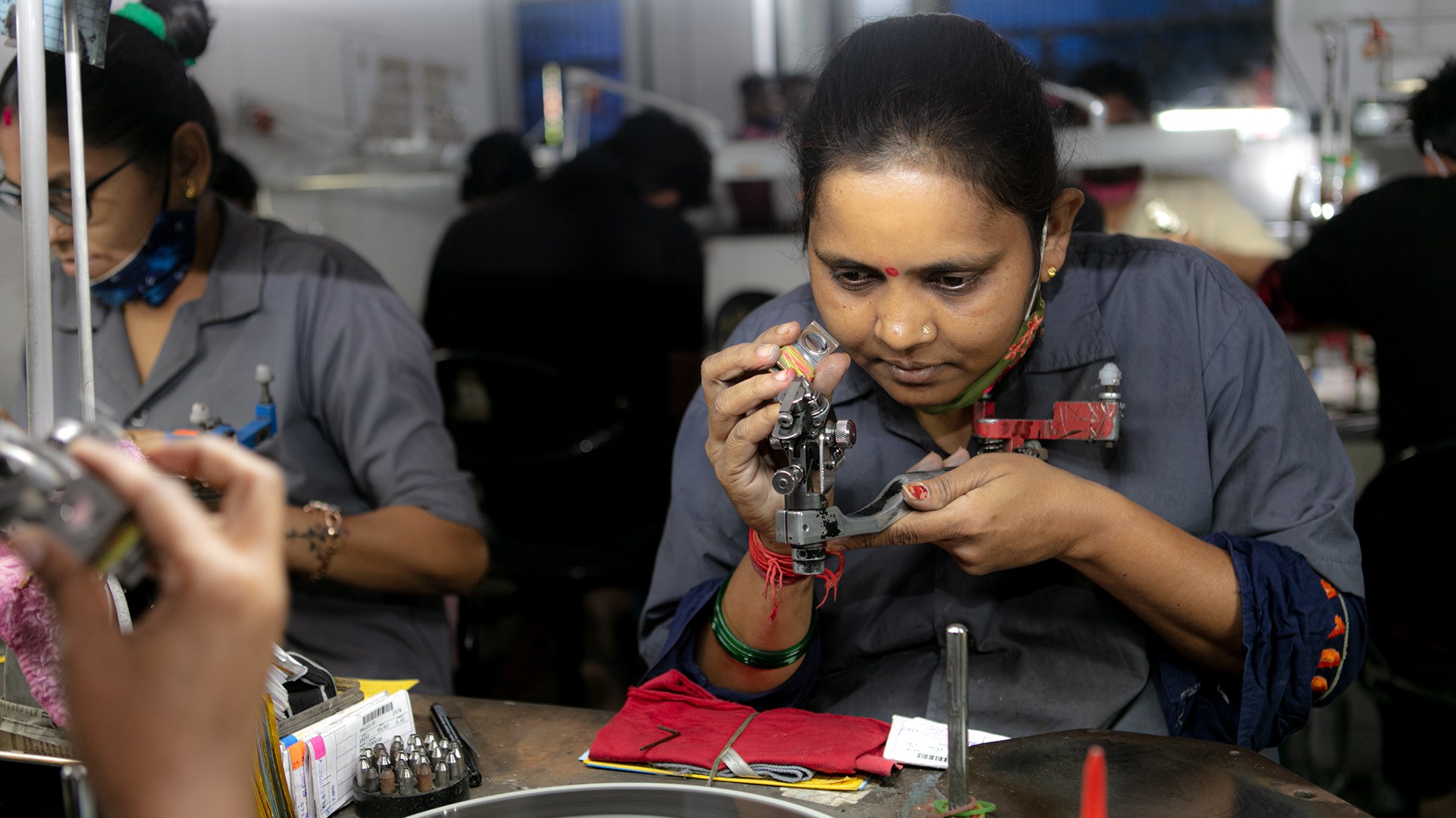women working in diamond industry