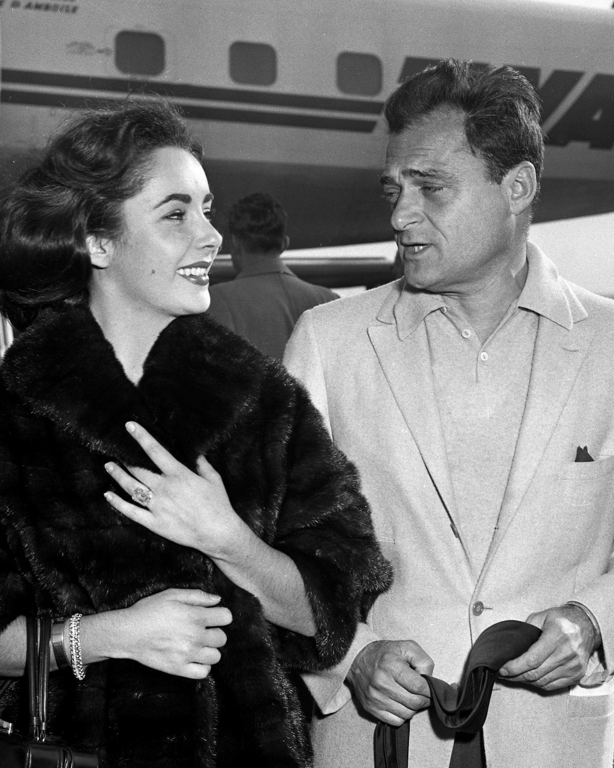 Elizabeth Taylor’s Engagement Ring From Mike Todd: Elizabeth Taylor wearing 29.4-carat diamond engagement ring