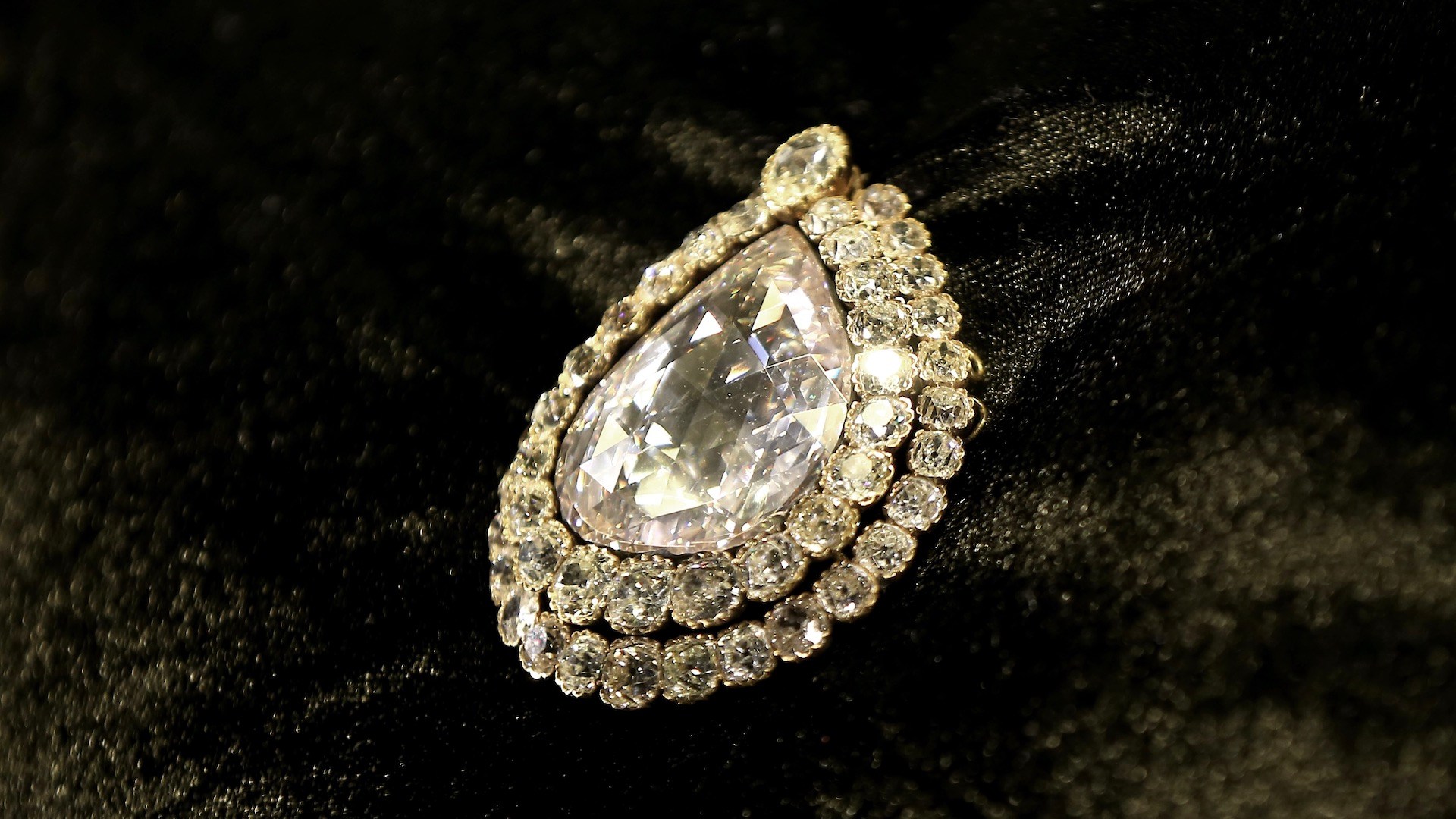 World's Most Famous Natural Diamonds: The Spoonmaker's Diamond, Topkapi Palace Museum , Istanbul