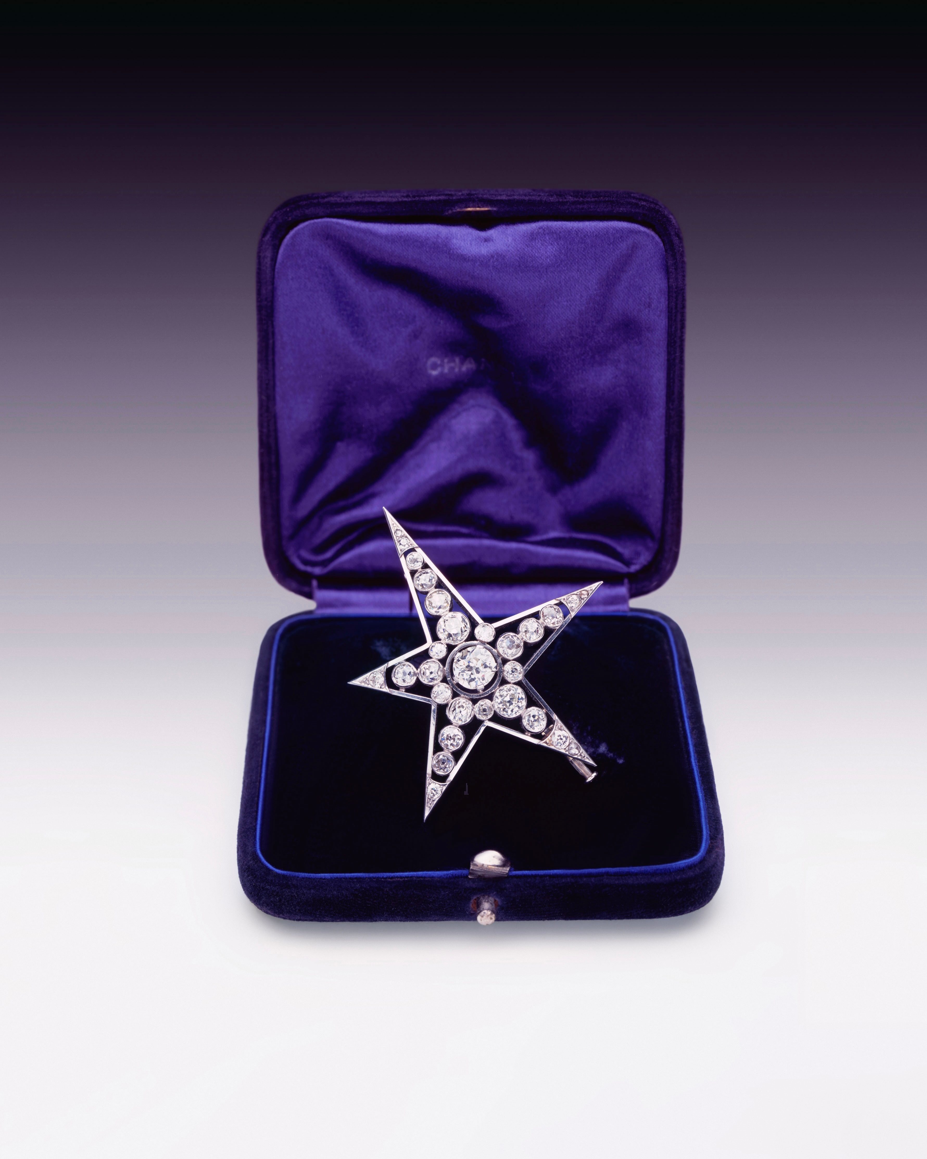 Original "Comète" brooch created in 1932 by Gabrielle Chanel for her "Bijoux de Diamants" collection. Platinum brooch set with 28 old mine cut diamonds for a total weight of 7.8 carats including a central diamond of 1.2 carats. (© CHANEL)