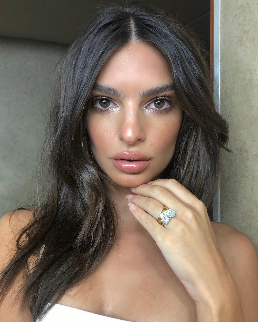 Emily Ratajkowski showed off her toi et moi diamond engagement ring from Sebastian Bear-McClard in 2018.(Instagram: @emrata)