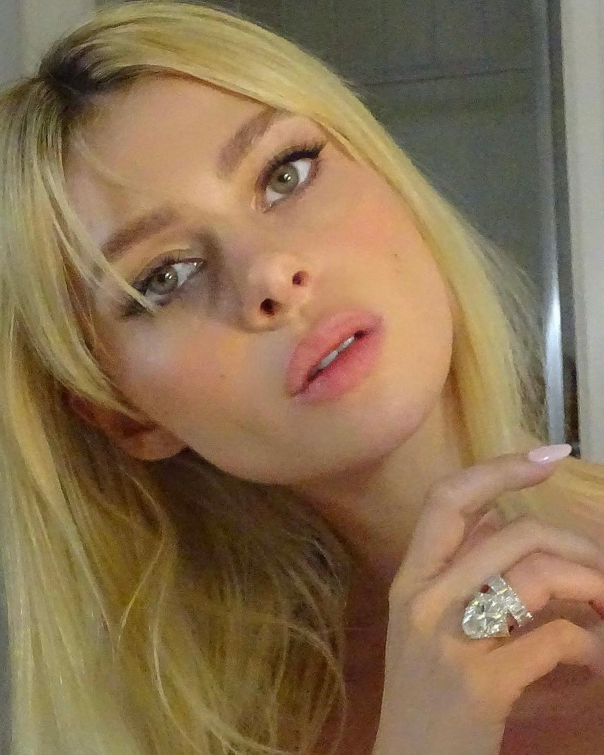 Nicola Peltz-Beckham shows off her oval-cut diamond engagement ring from Brooklyn Beckham. (Instagram: @nicolaannepeltzbeckham)