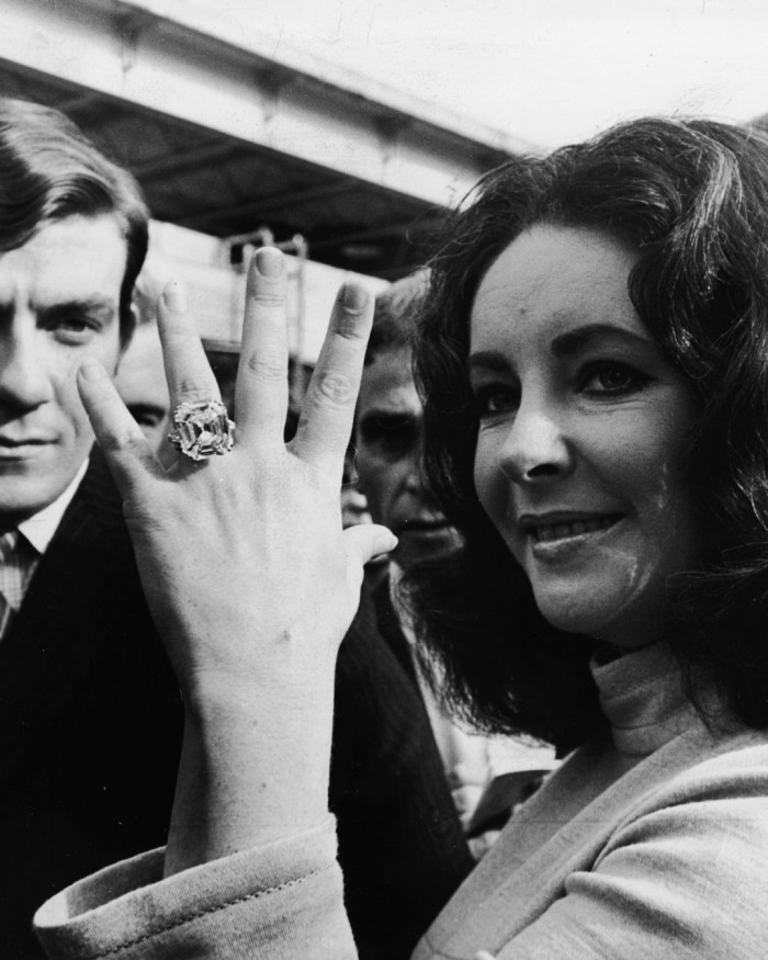 La collection de bagues de fiançailles d'Elizabeth Taylor : les diamants offerts à Elizabeth Taylor par Richard Burton, le diamant Krupp, le diamant Elizabeth Taylor