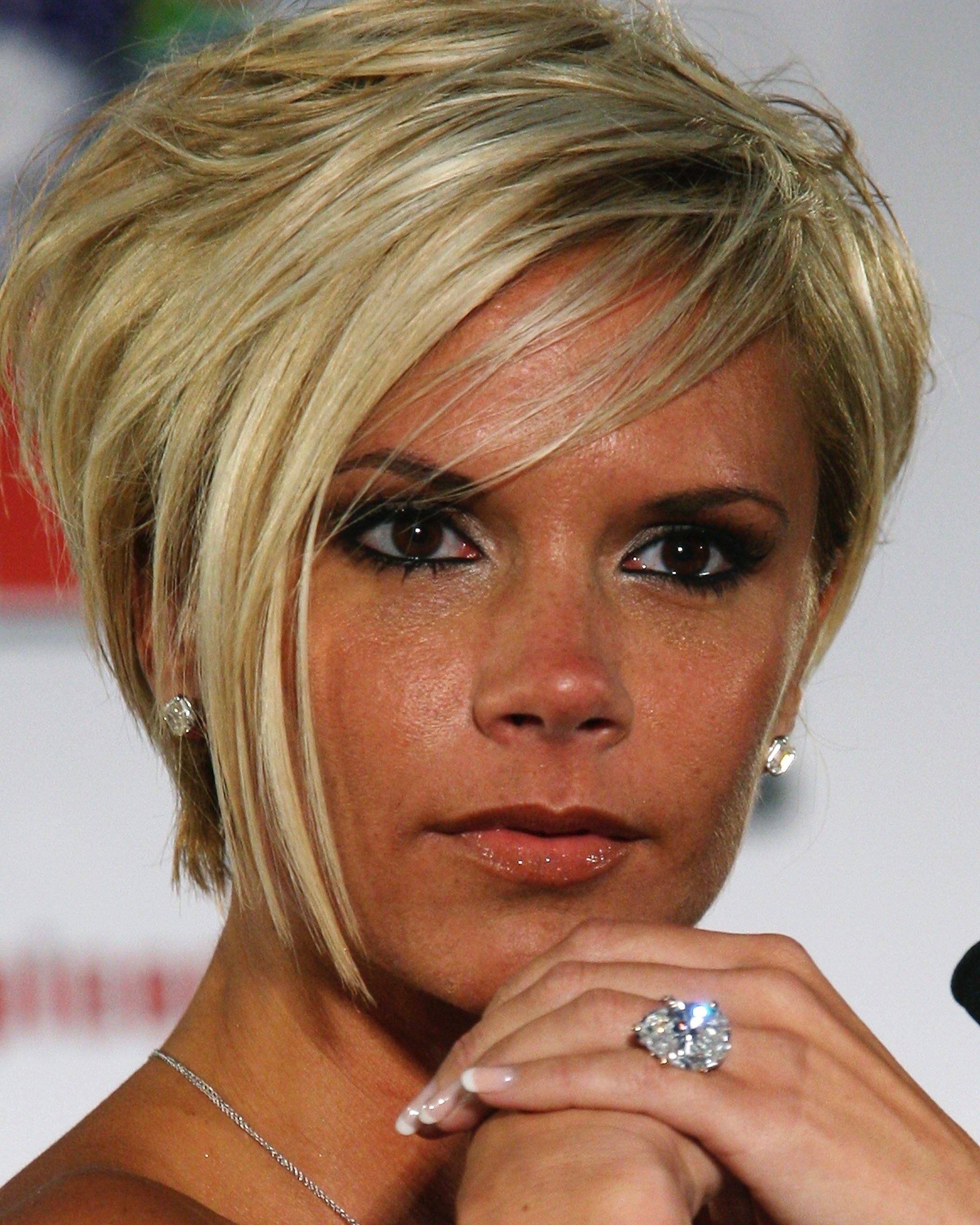 Victoria Beckham has a pear-shaped diamond engagement ring