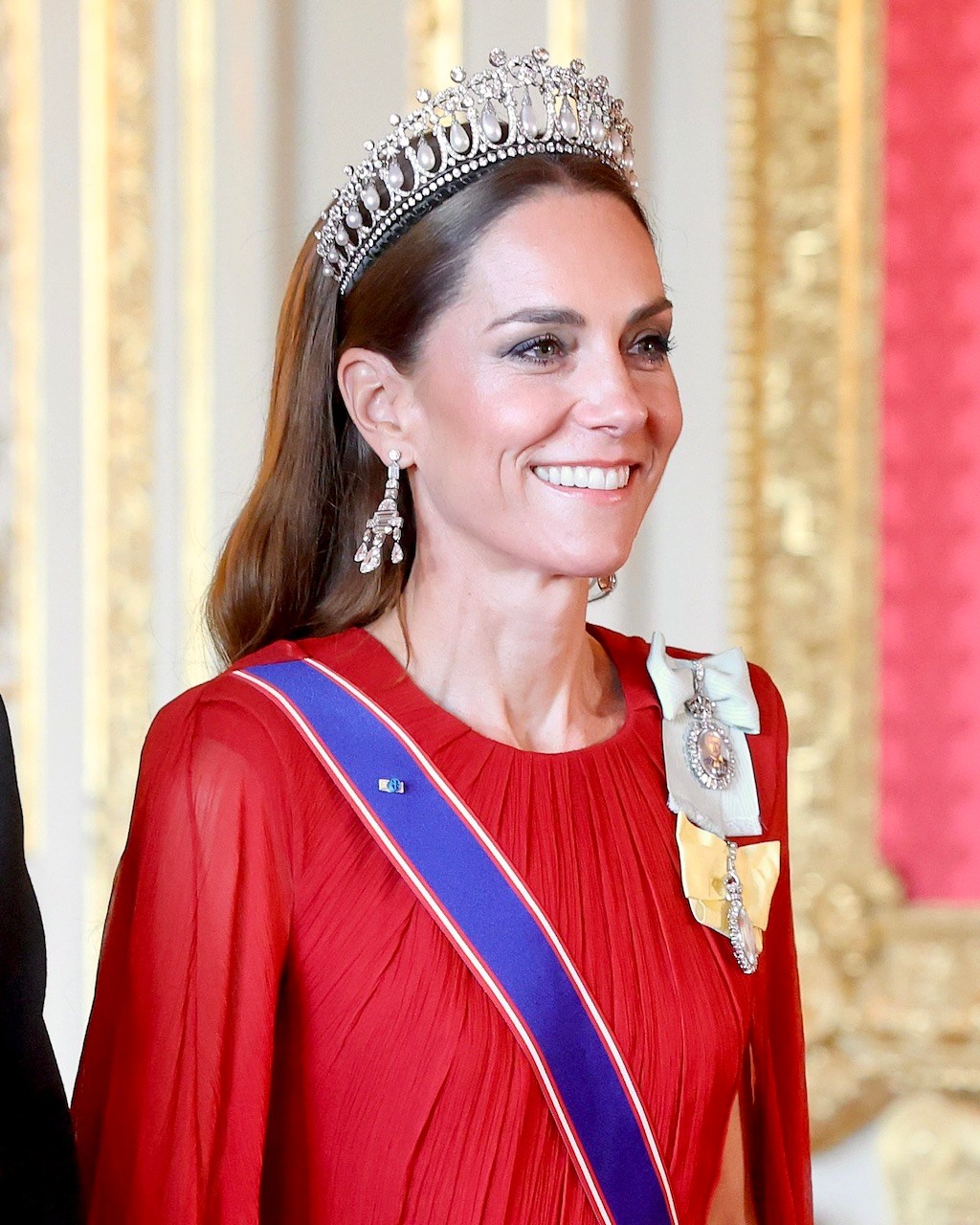 Kate Middleton wore the Cambridge Lover’s Knot Tiara to attend the State Banquet during the first State Visit made by France in 17 years, welcoming President Emmanuel Macron and Mrs. Brigitte Macron at Windsor Castle.