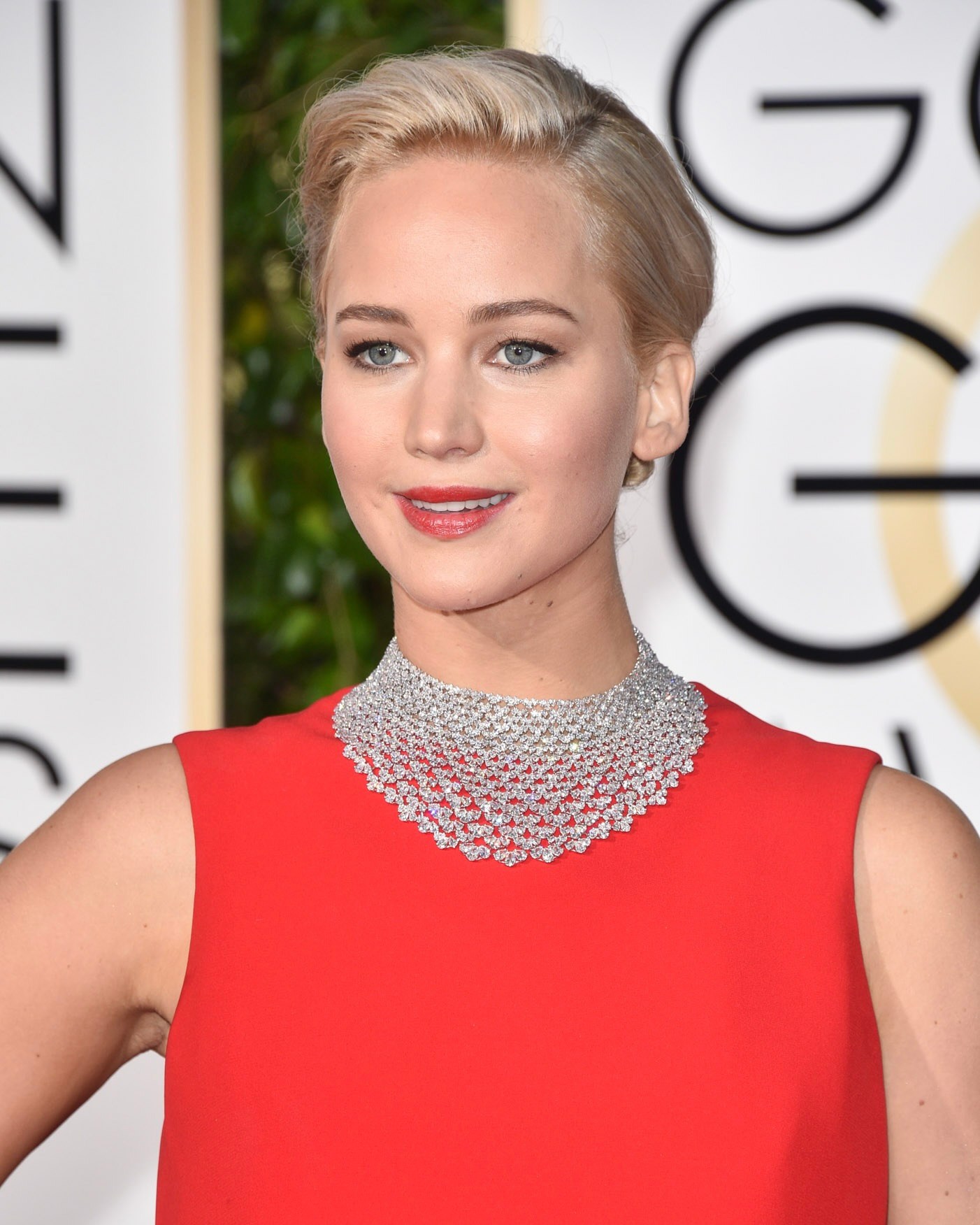 Jennifer Lawrence Wore Chopard Jewelry to the 2016 Golden Globes