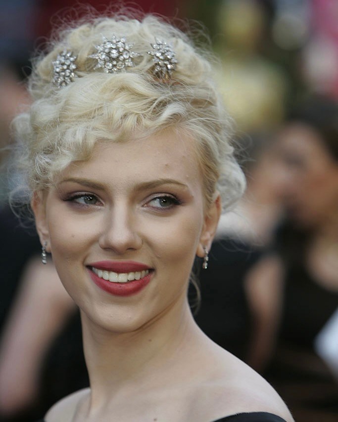 Oscars Jewelry: Scarlett Johansson wore diamond star brooches in her hair at the 2005 Academy Awards
