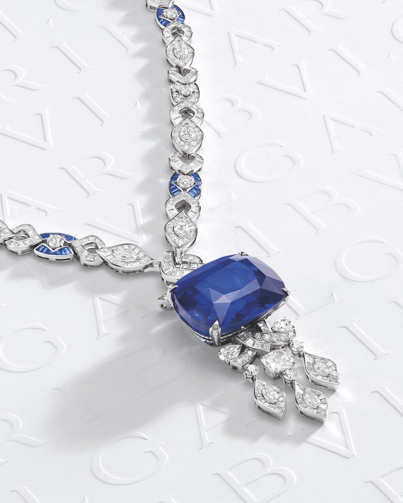 Anne Hathaway wore Bulgari Jewelry to the 2022 Cannes Film Festival