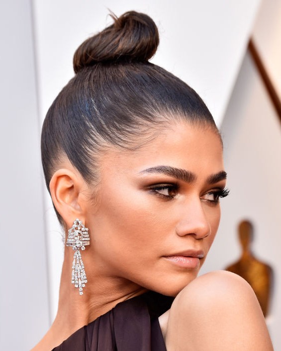 Zendaya wore vintage Bulgari diamond chandelier earrings at the 2018 Academy Awards