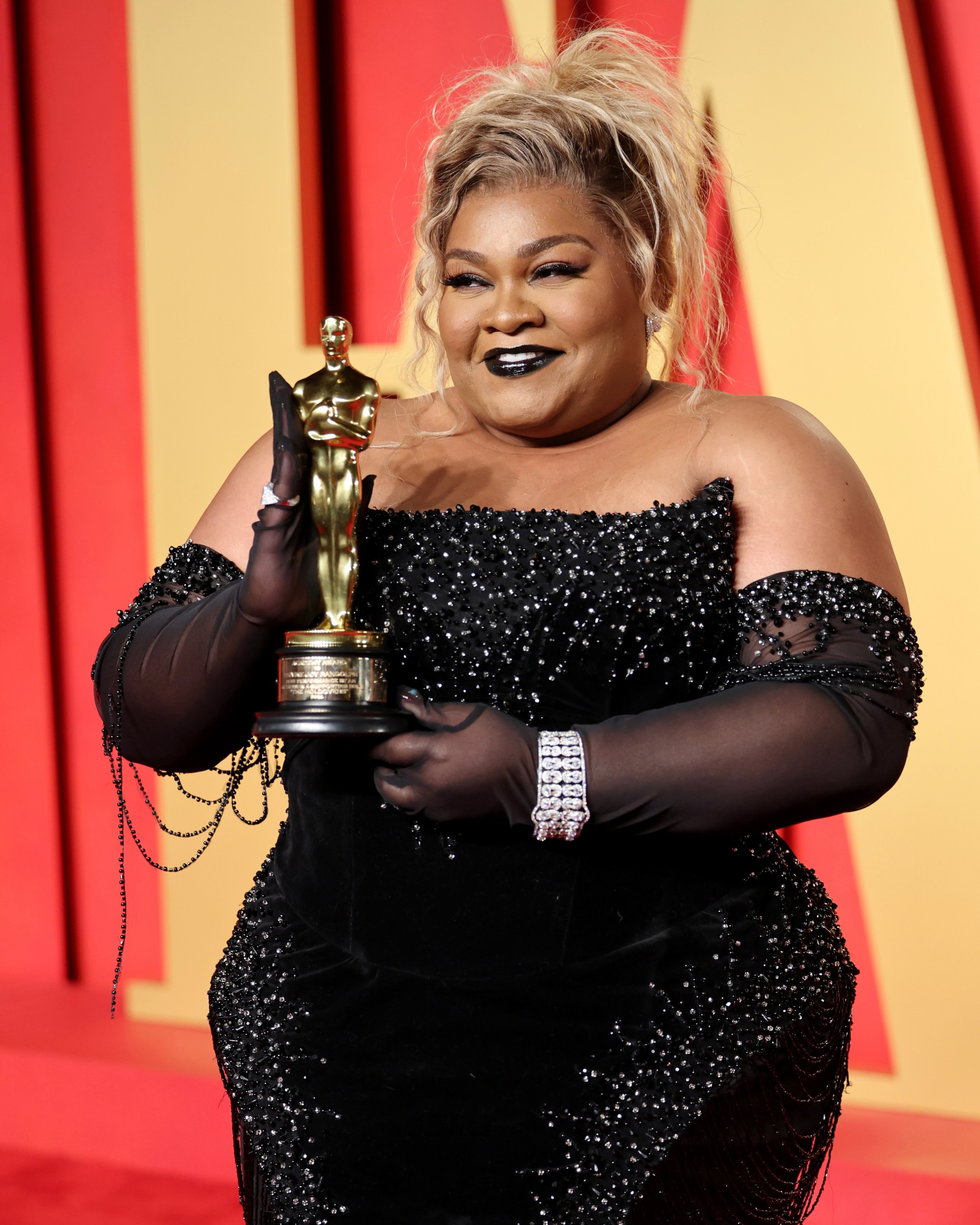 Da'Vine Joy Randolph attends the 2024 Vanity Fair Oscar Party, wearing De Beers diamond jewelry after winning her first Academy Award for Best Supporting Actress for her role in 'The Holdovers.'