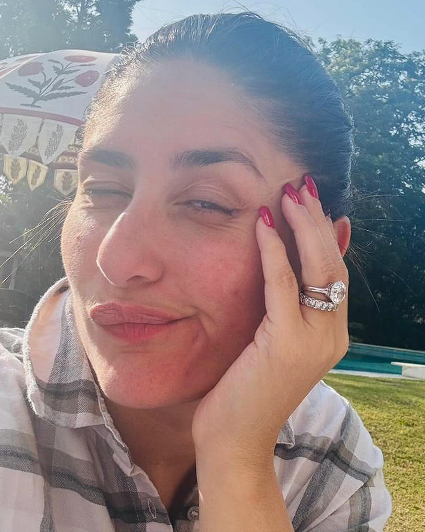 Kareena Kapoor Khan wearing an emerald drop pendant in a diamond string necklace