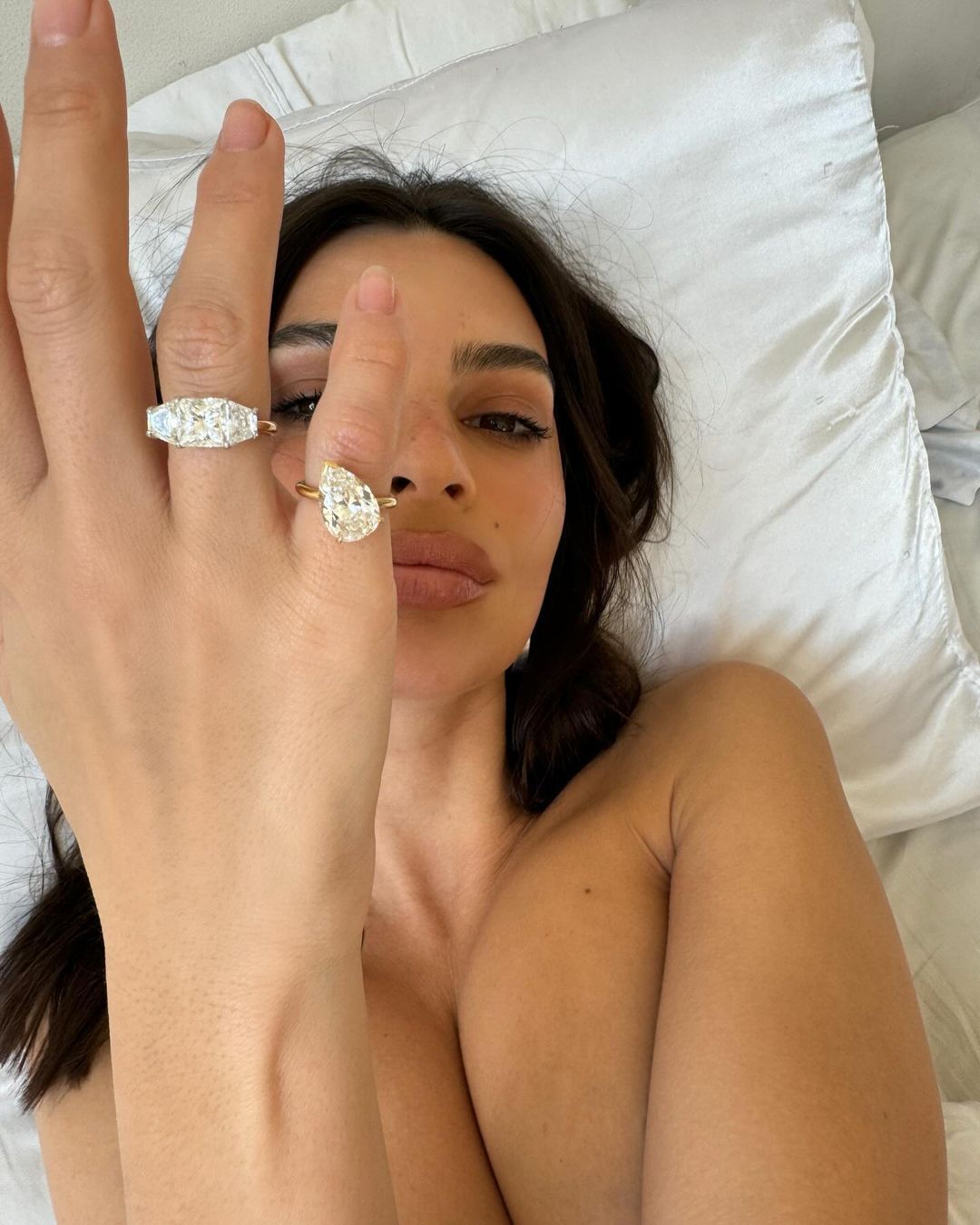Emily Ratajkowski shows off her “Divorce Rings,” including a pear-shaped akimbo diamond pinky ring. (Instagram: @emrata)