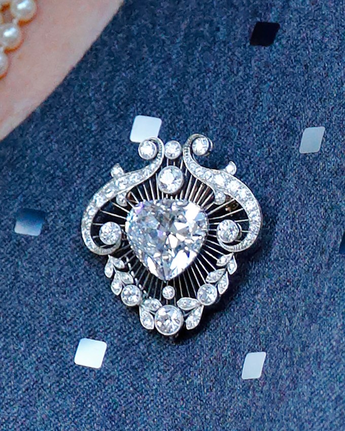 Close-up of the Cullinan V brooch in 201