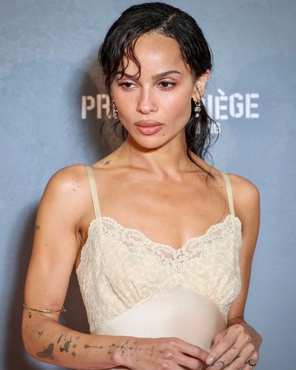 Zoë Kravitz wears a Jessica McCormack diamond arm bangle at the Caught Stealing red carpet
