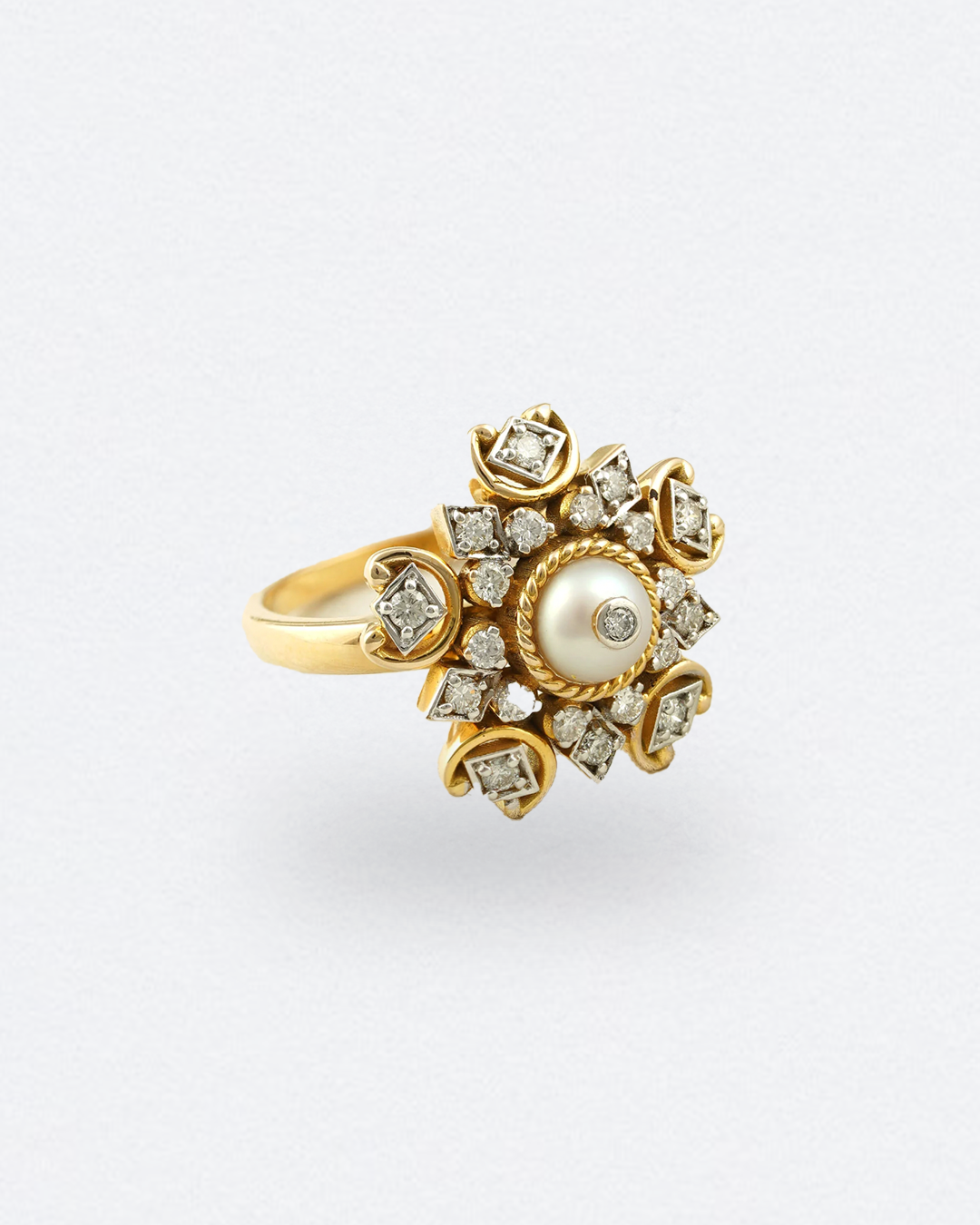 Gold ring with natural diamonds and a pearl