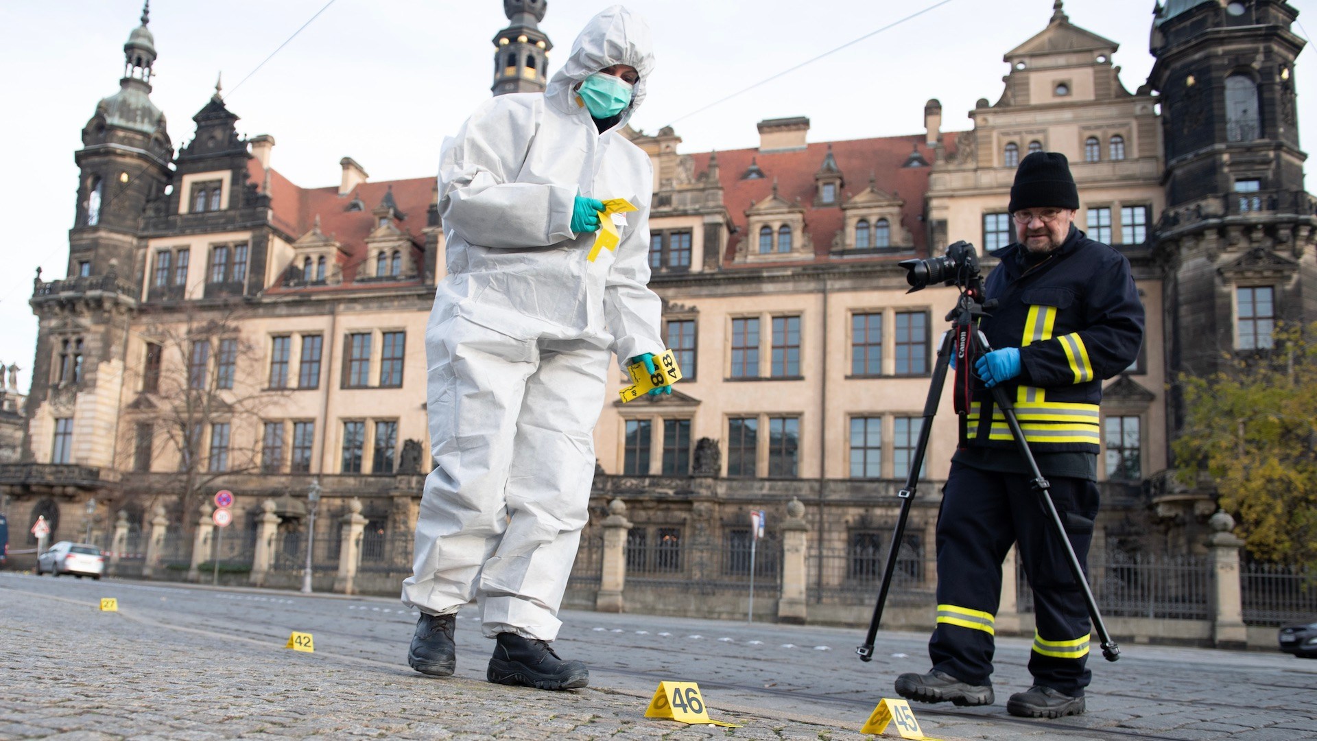 Two policemen stand in front of Dresden castle the morning after the robbery, 2019. (Getty Images)