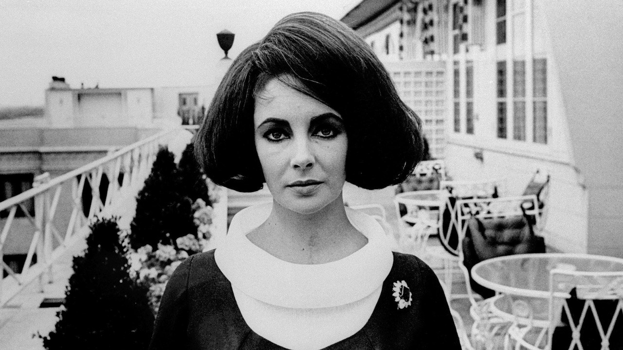 Elizabeth Taylor in London in August 1963. (Credit: CBS Photo Archive.)