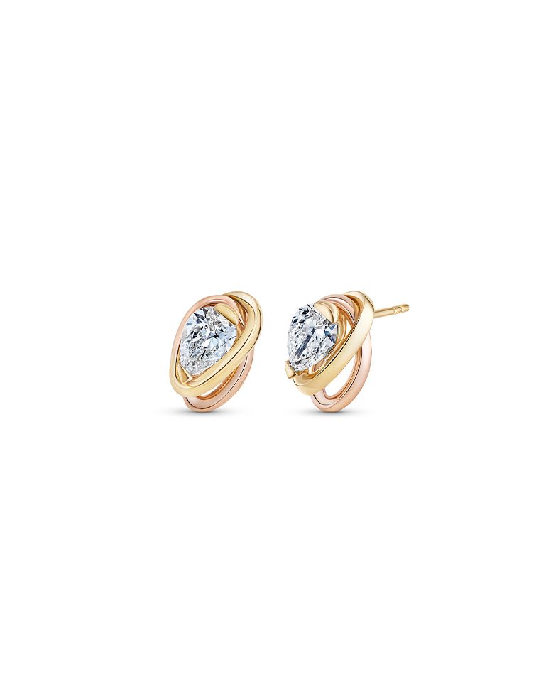 Stunning ZOYA earrings: A blend of elegance and timeless design.