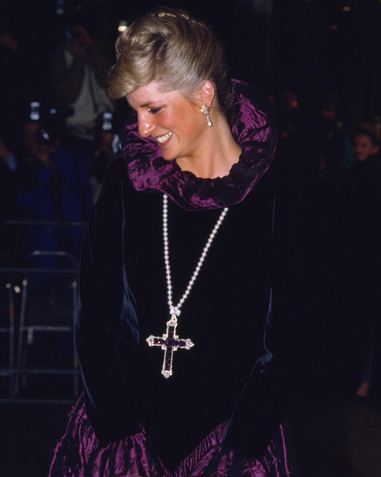 Princess Diana attends a charity gala, wearing the Attallah cross necklace on October 27, 1987. (Getty Images)