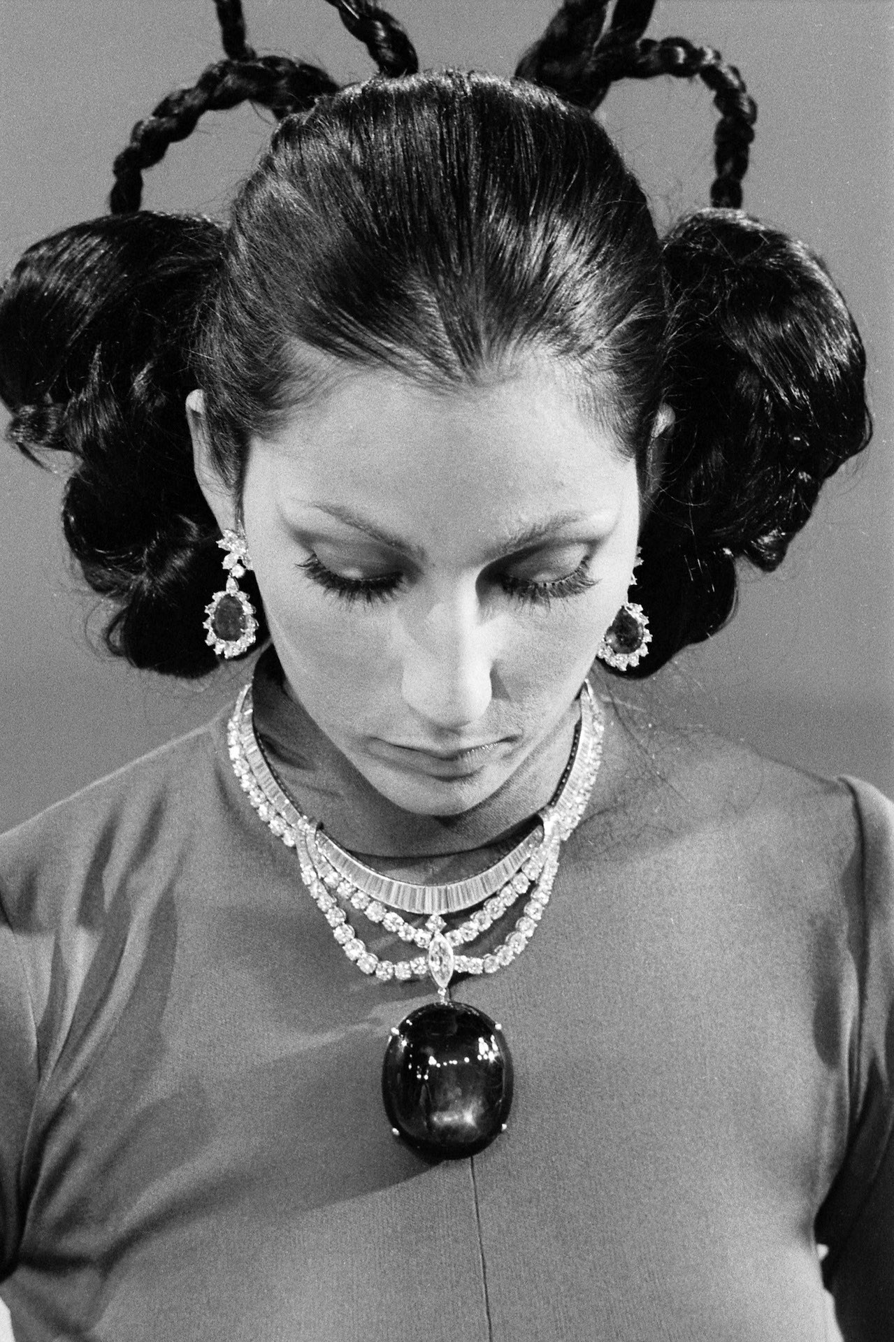 Cher wore over a million dollars’ worth of natural diamond jewels and the Black Star of Queensland sapphire on the ‘Sonny & Cher Comedy Hour’ in 1971.