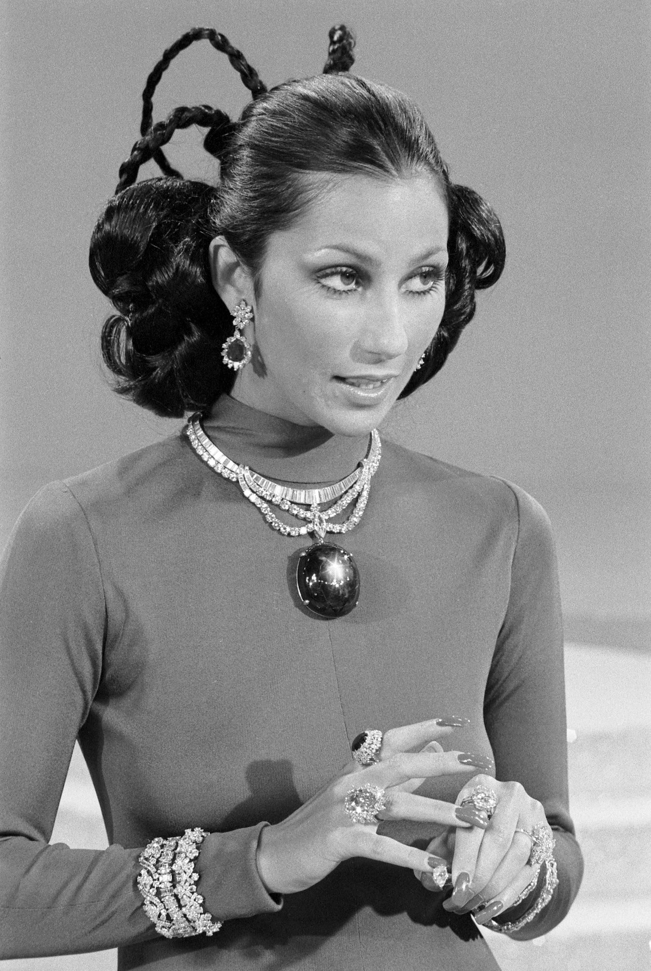 Cher wore over a million dollars’ worth of natural diamond jewels and the Black Star of Queensland sapphire on the ‘Sonny & Cher Comedy Hour’ in 1971.