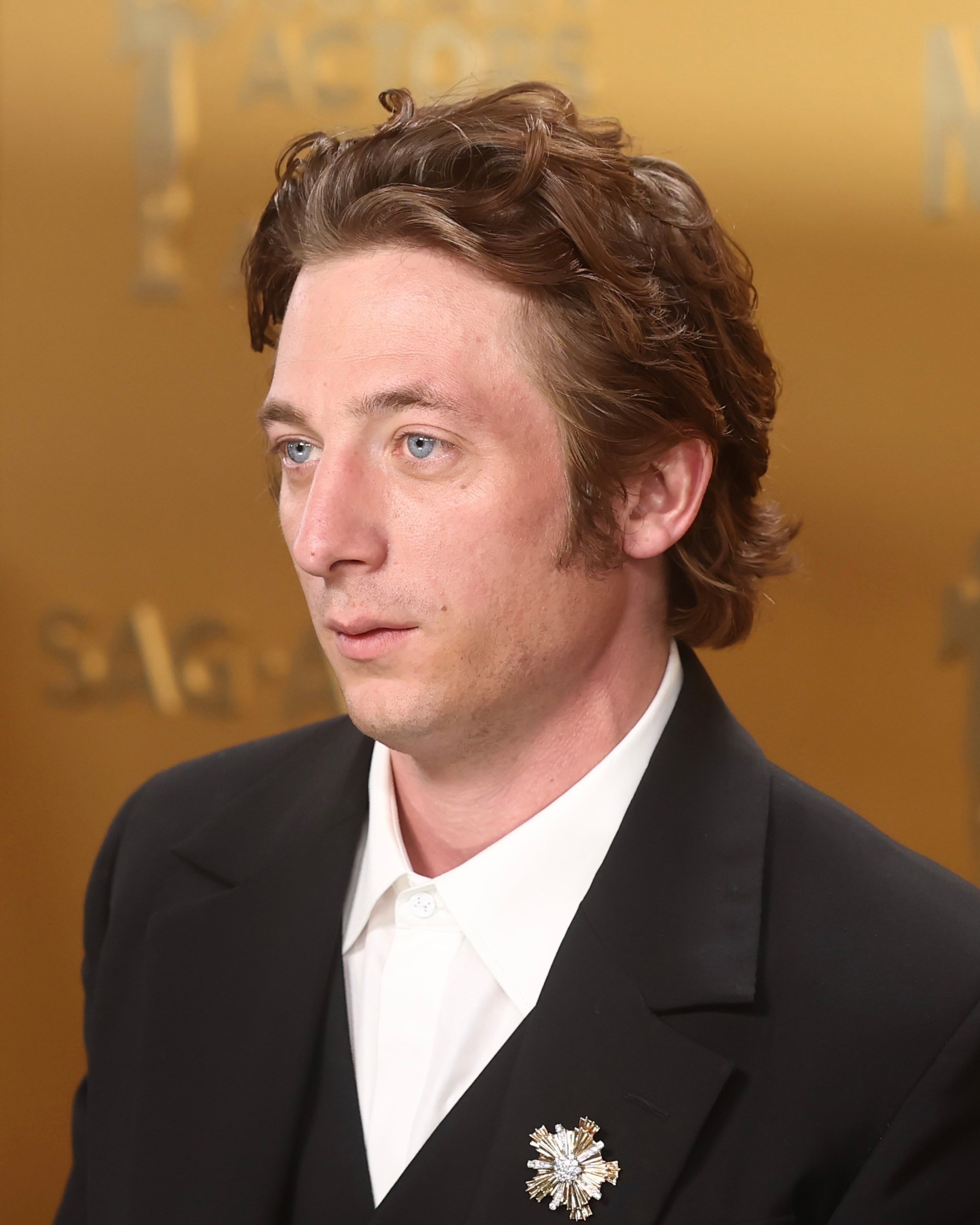 Jeremy Allen White Wore a Vintage Brooch from the Tiffany & Co. Archives to the 2025 SAG Awards
