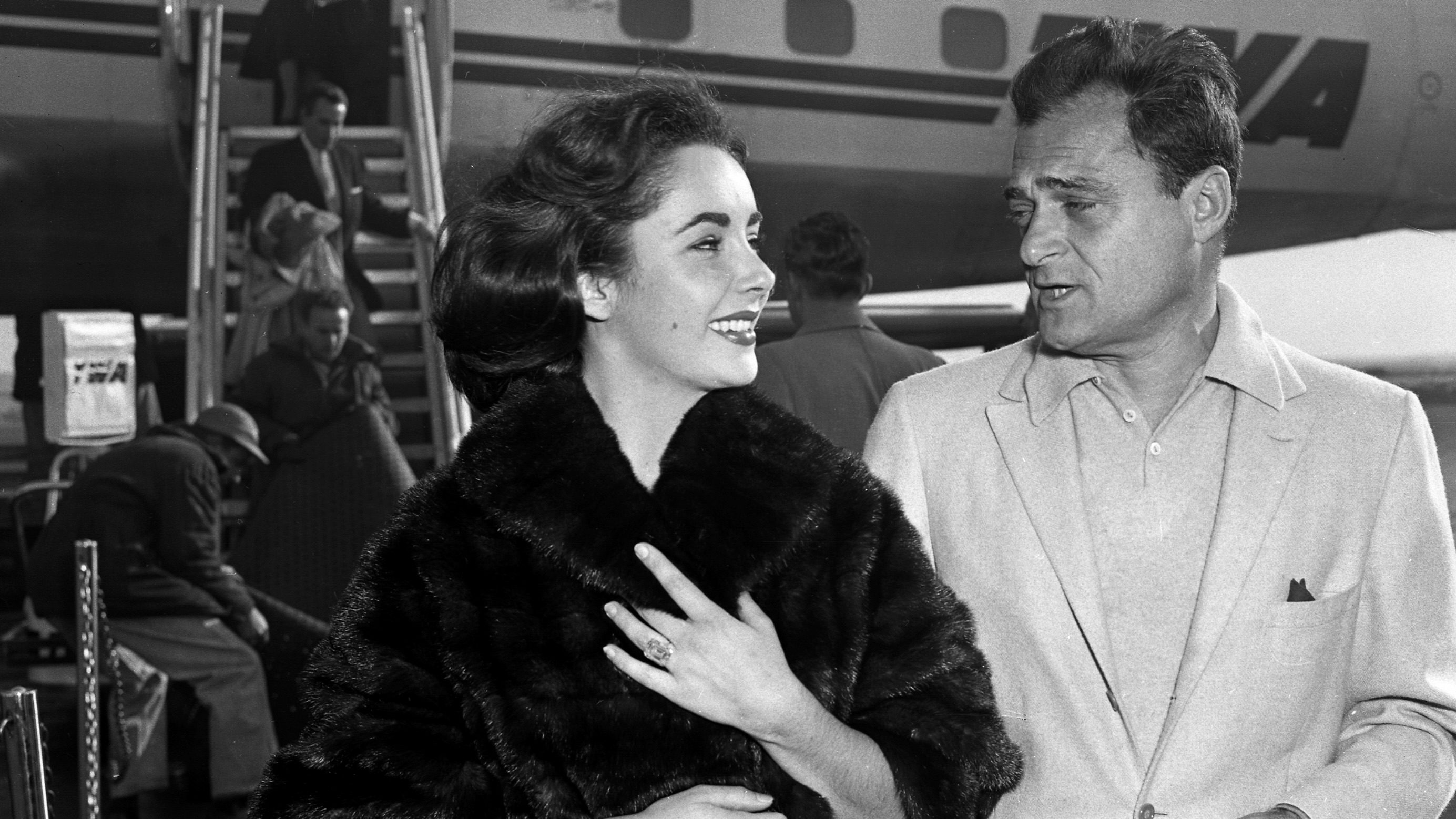 Elizabeth Taylor’s Engagement Ring From Mike Todd: Elizabeth Taylor wearing 29.4-carat diamond engagement ring