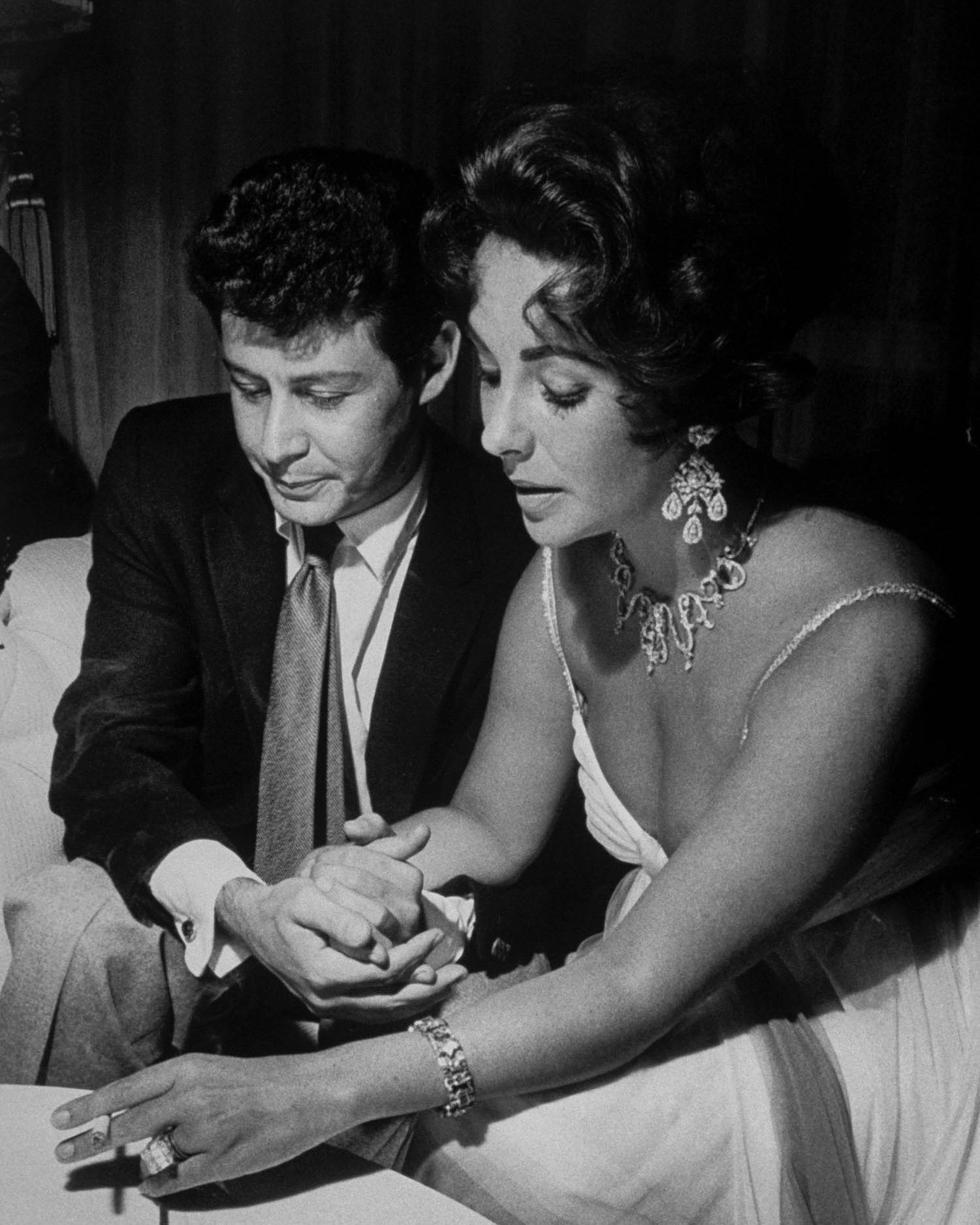 La collection de bagues de fiançailles d'Elizabeth Taylor : le bracelet de fiançailles offert à Elizabeth Taylor par Eddie Fisher
