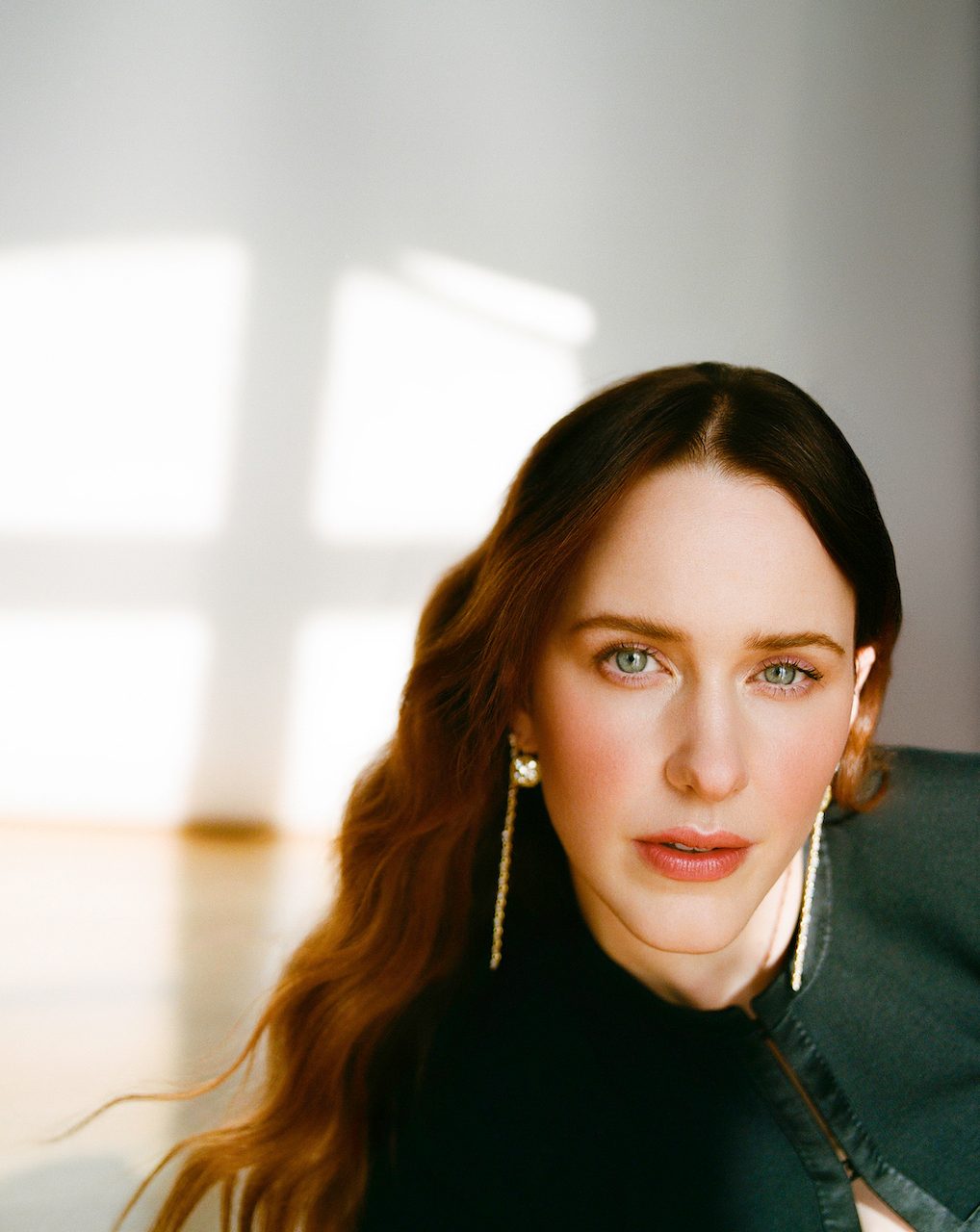 Actress Rachel Brosnahan wearing natural diamond jewelry