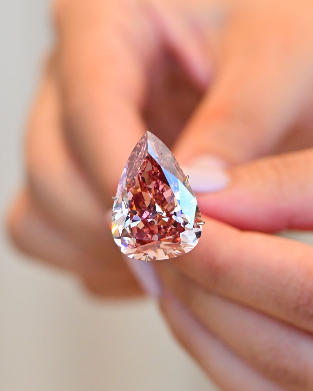 The Desert Rose 31.68-carat pear-shaped Fancy Vivid Orangy Pink Diamond, VVS1 clarity will be featured at Sotheby's Abu Dhabi exhibition.