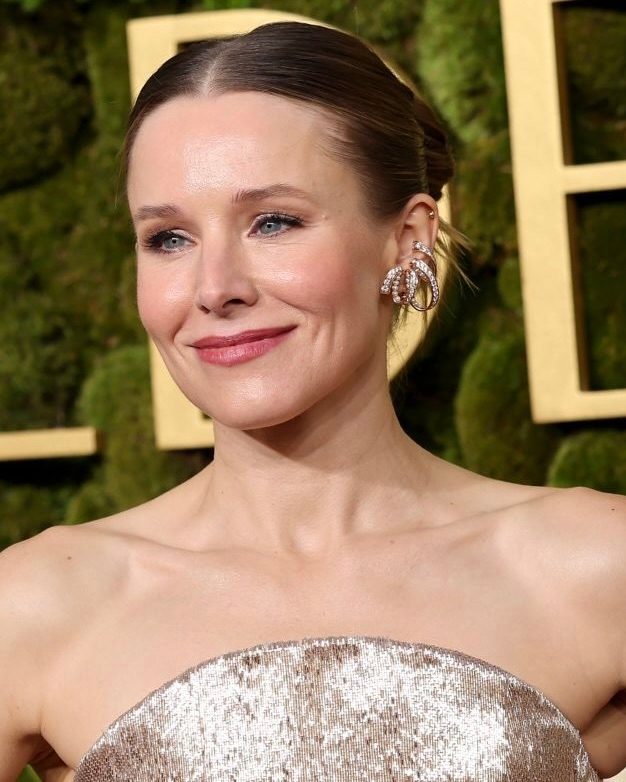 Kristen Bell wore a Reza’s diamond earscape at the 2025 Golden Globe Awards.