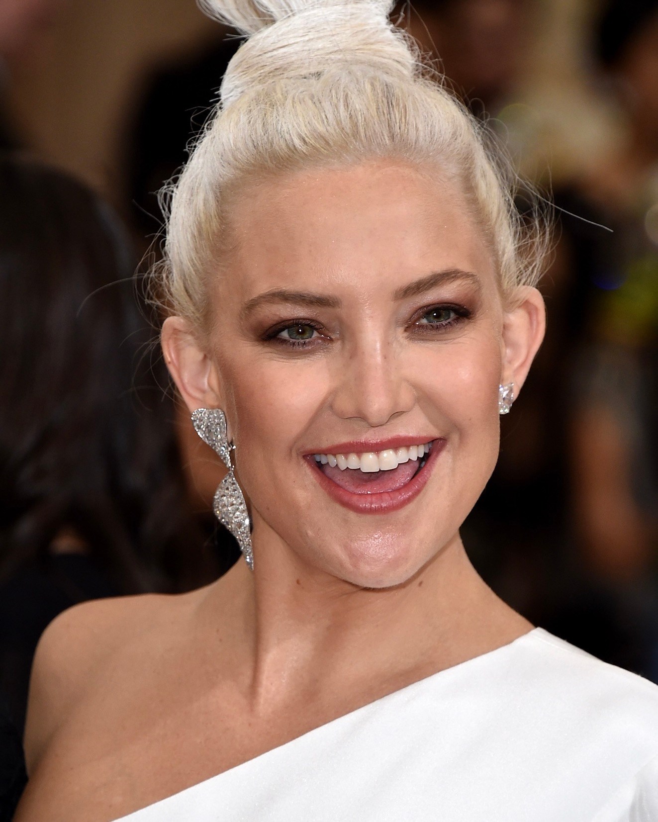 Kate Hudson mismatched earrings Met gala 