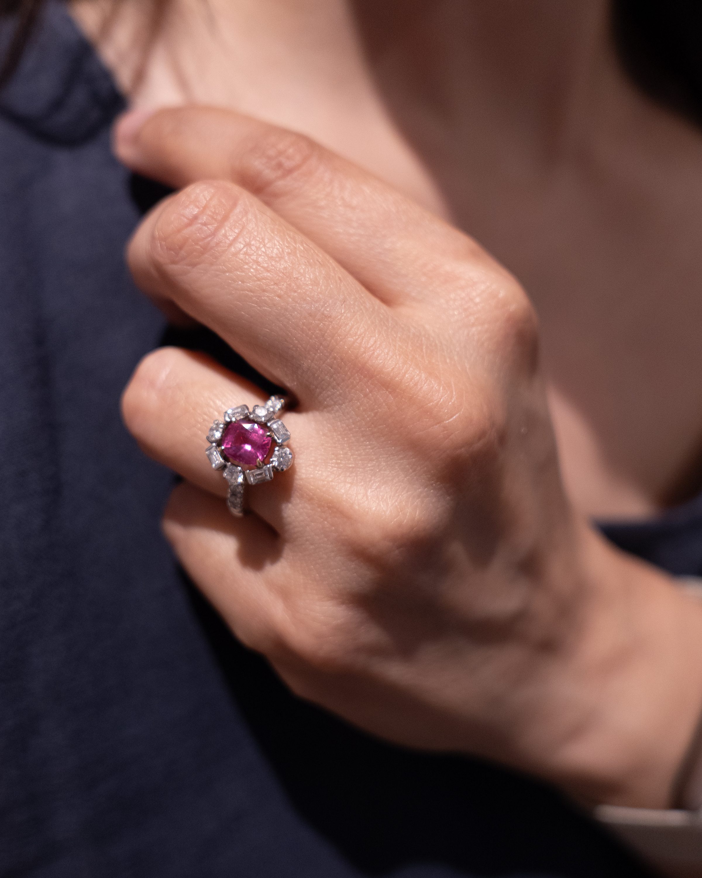 Ring with a spinel in the centre framed by diamonds
