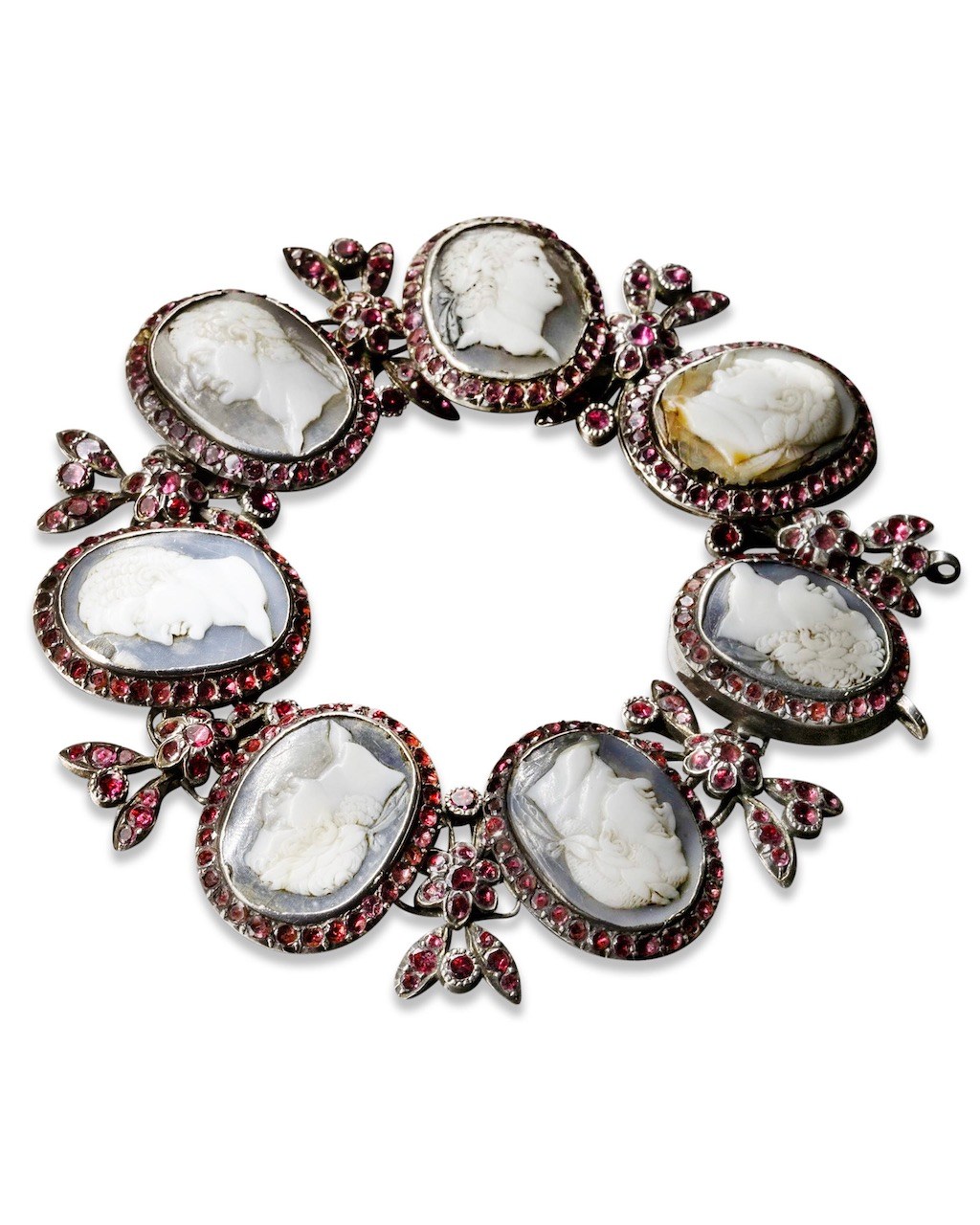 7 antique cameos, garnets and silver bracelet purchased by Queen Marie-Antoinette. Mellerio Heritage collection