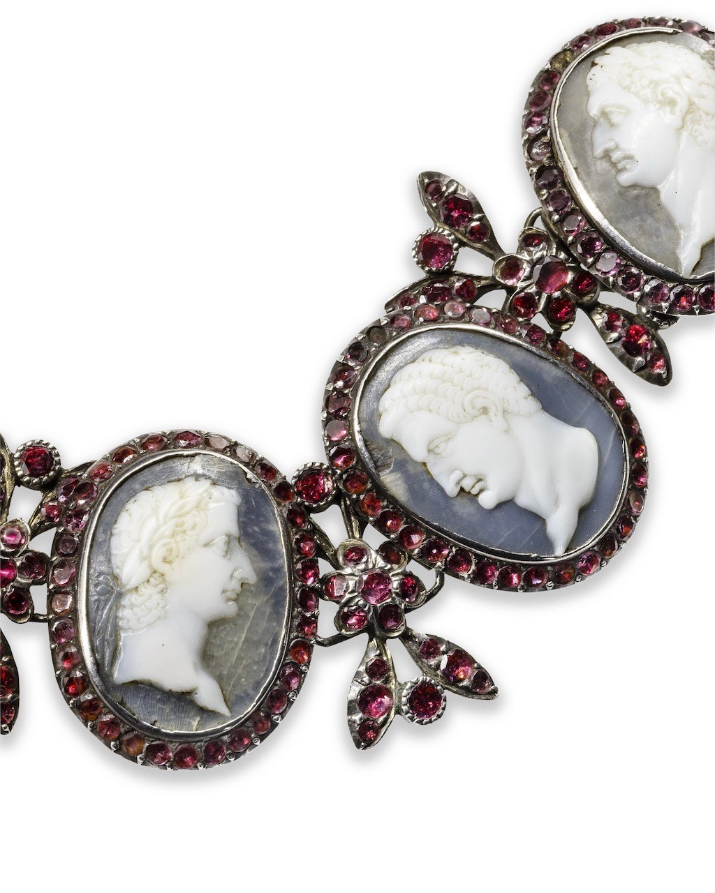 7 antique cameos, garnets and silver bracelet purchased by Queen Marie-Antoinette. Mellerio Heritage collection