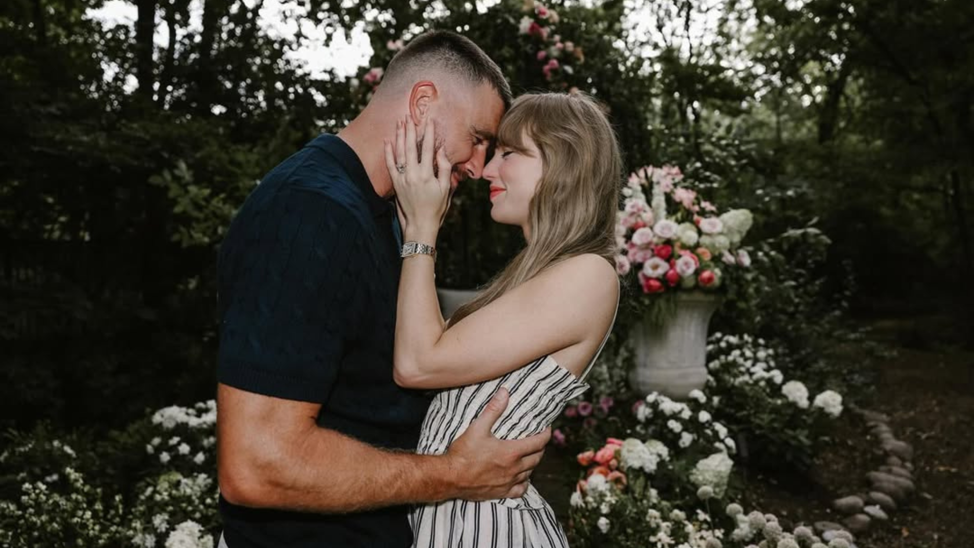 Taylor Swift engaged