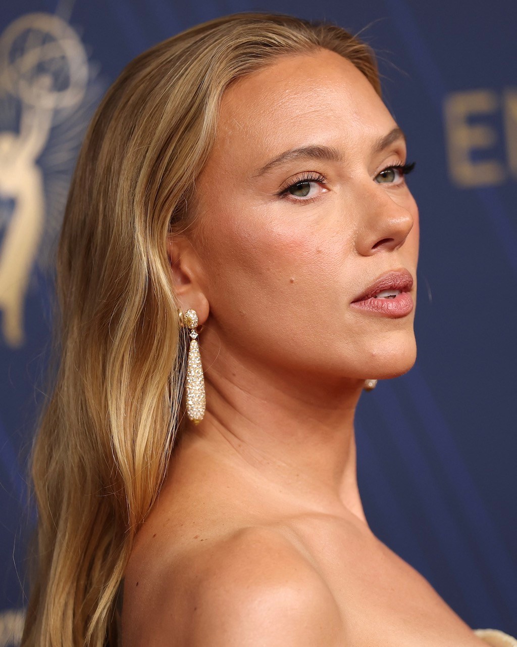 Scarlett Johansson Wore De Beers Jewelry to the 2025 Emmy Awards